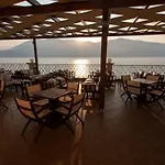 Lazaratos Aparthotel